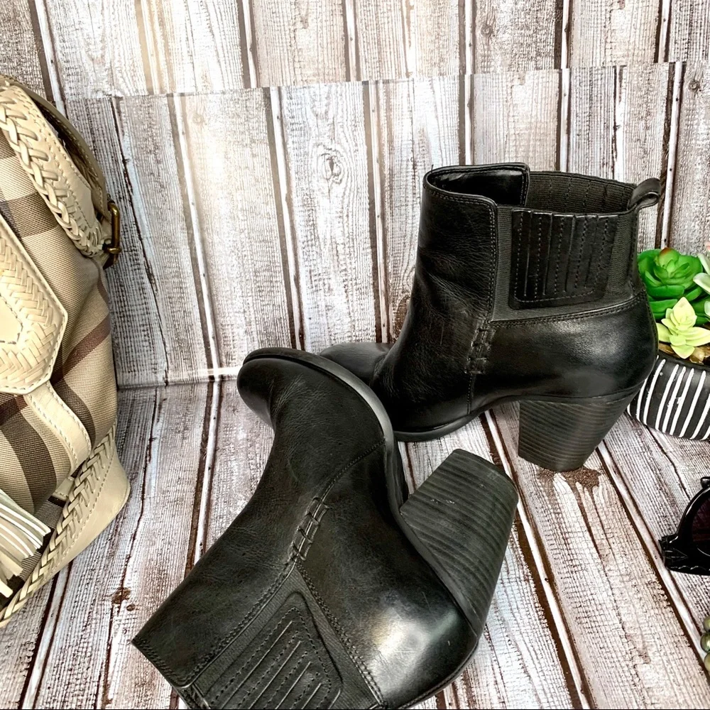 VINCE CAMUTO Classic Fall Minimalist Black Leather VP-Highland Ankle Boots, 6.5